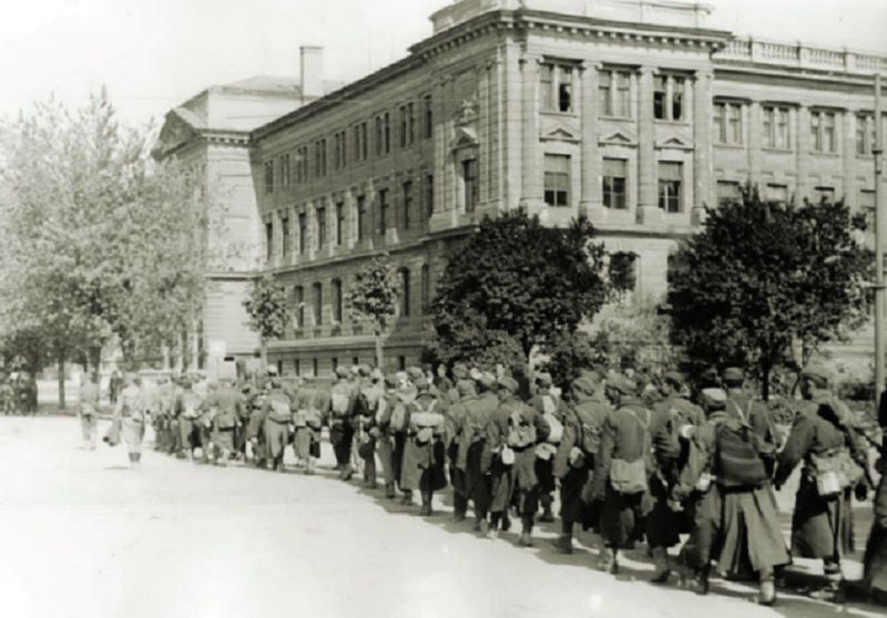 Zagreb, 8. svibnja 1945. godine. Prolaz jedinica I. ili II. JA Savskom ulicom